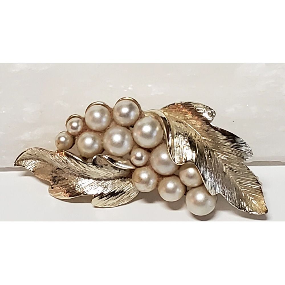 VTG Lisner Brooch Signed White Gold Tone Leaves Faux Pearl 1960's MINT Condt Pin